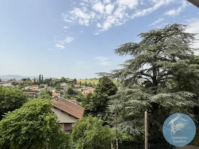 Casa y alrededores; vista