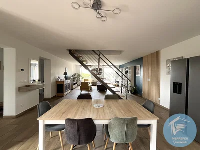 Comedor; luz natural, estilo moderno, suelo de baldosas