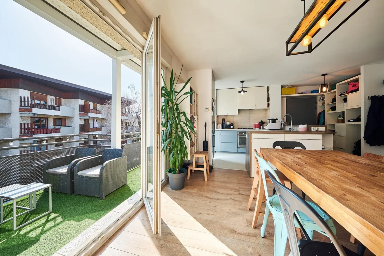 Кухиња; поглед, дрвени под, природно светло, модерни стил