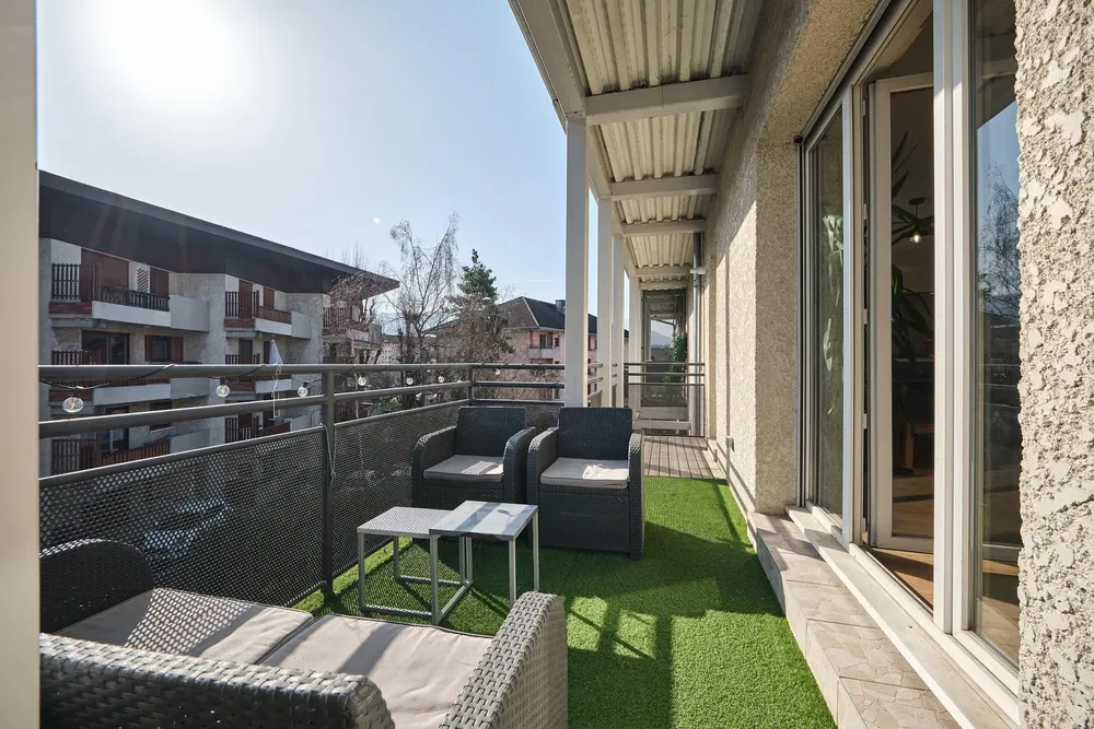 Балкон; поглед, природно светло