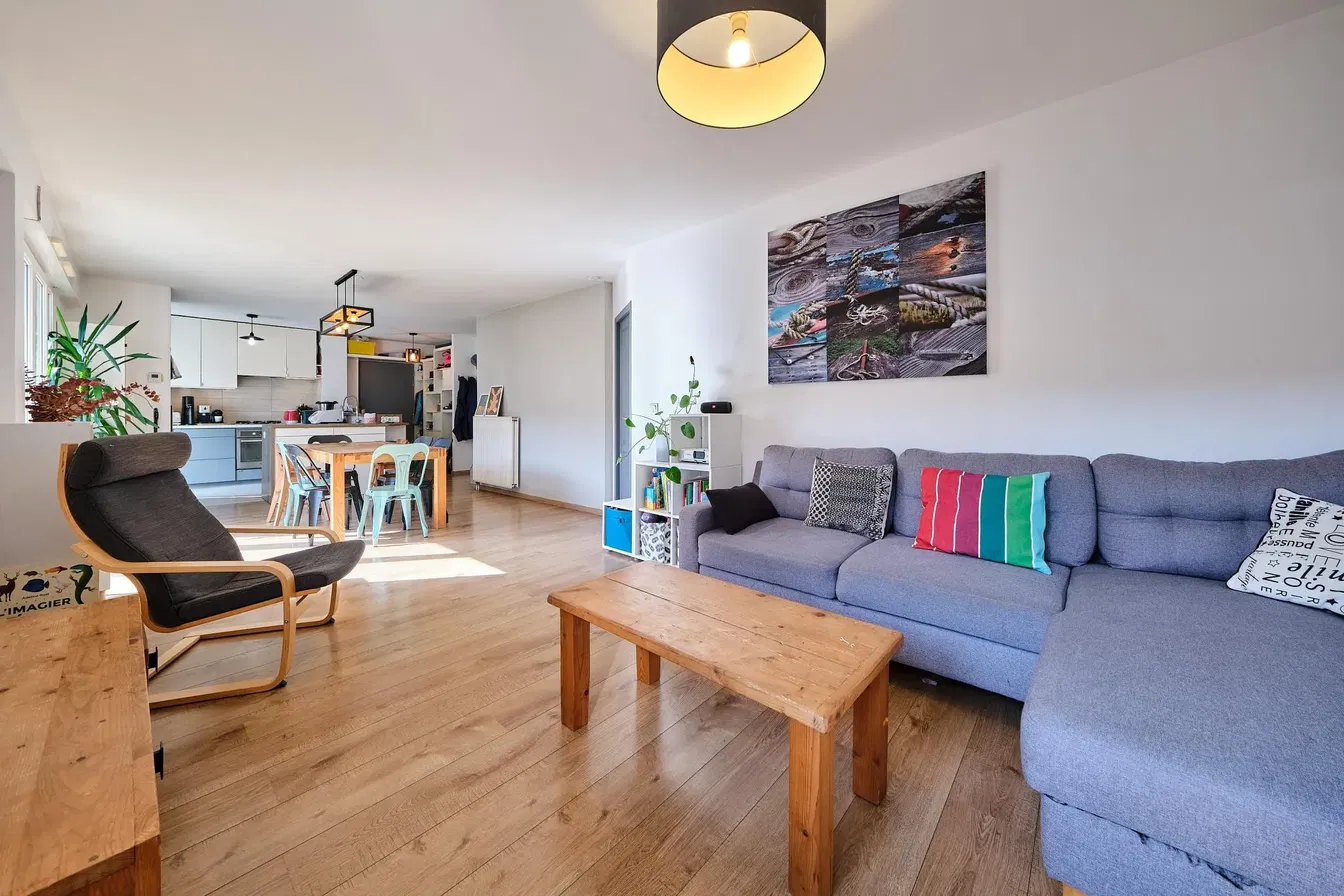 Дневна соба; дрвени под, природно светло, модерни стил