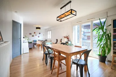 Дневна соба; природно светло, дрвени под, модерни стил