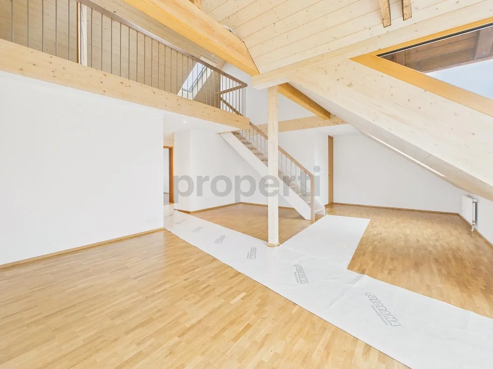 Camera dei bambini; pavimento in legno, travi in legno, soffitti alti, luce naturale