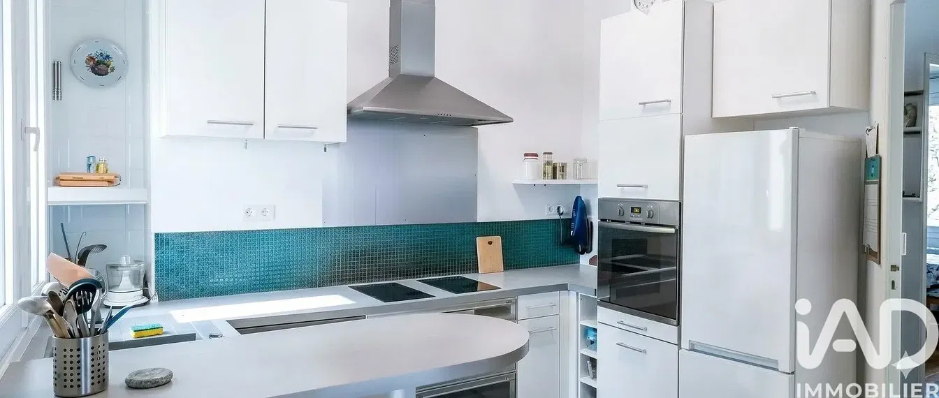 Кухиња; кухињски апарати, природно светло, модерни стил