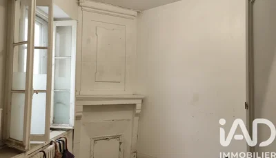 Дневна соба; камин, потребна реновација