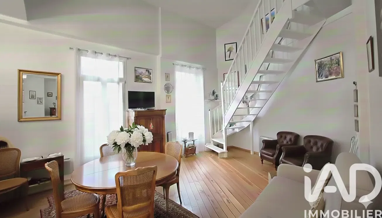 Дневна соба; дрвени под, природно светло, модерни стил