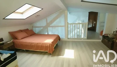 Спаваћа соба; природно светло, дрвени под