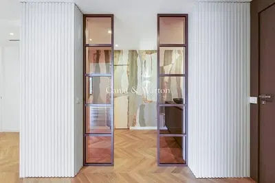 Дневна соба; дрвени под, природно светло, модерни стил