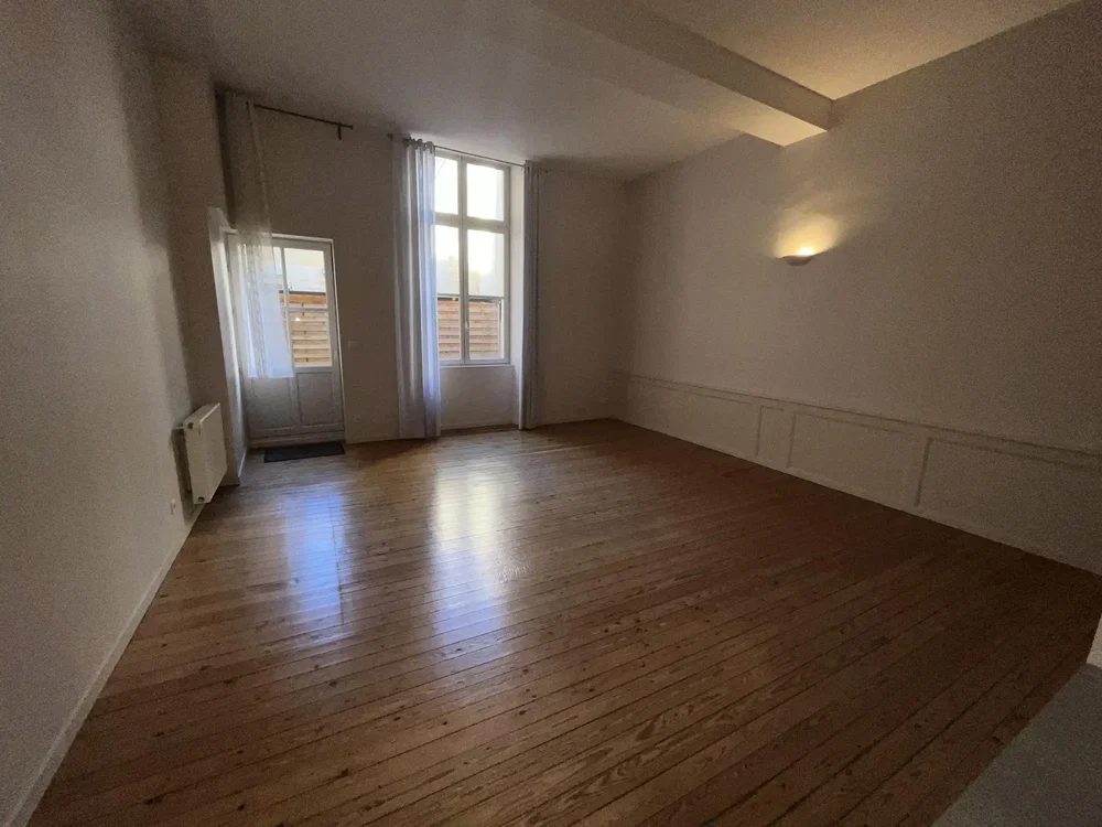 Oturma odası; ahşap zemin, doğal ışık