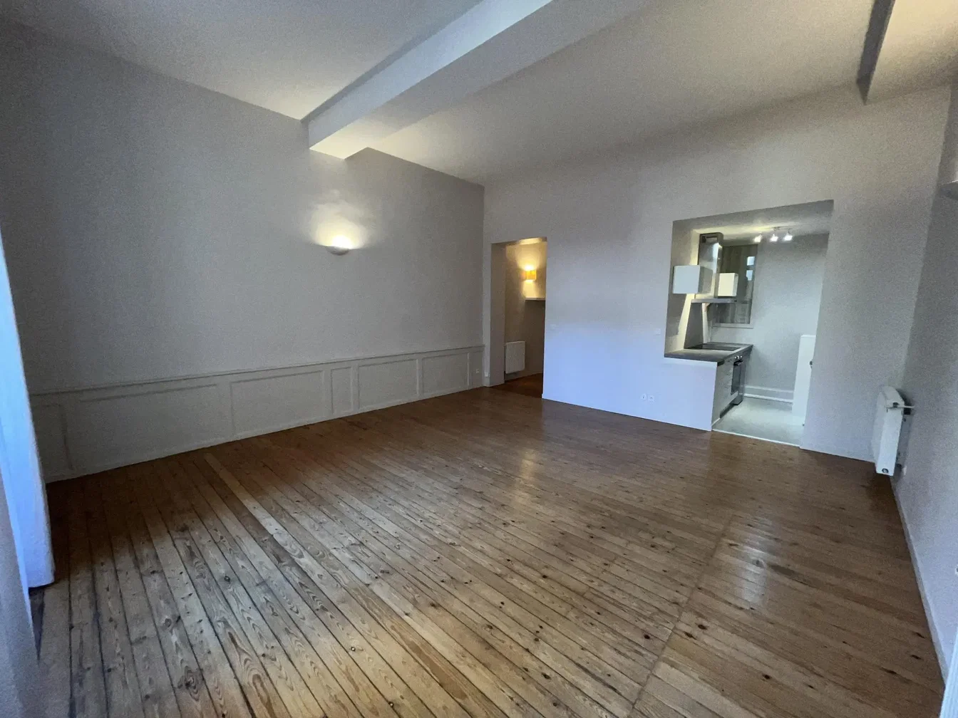 Oturma odası; ahşap zemin, doğal ışık