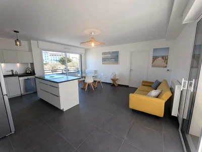 Salon; électroménager, lumière naturelle, style moderne, carrelage, vue