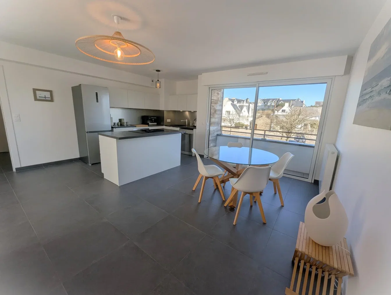 Cuisine; vue, carrelage, lumière naturelle, style moderne
