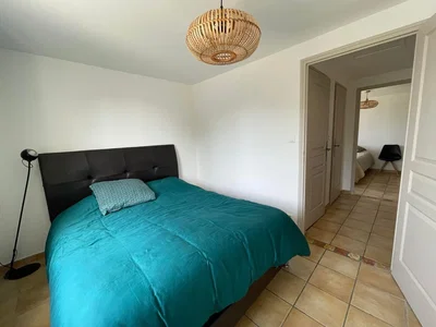 Спаваћа соба; плочице, природно светло