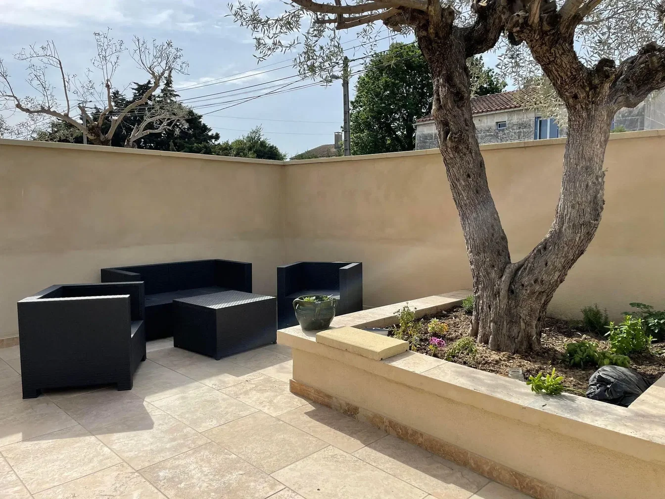 Тераса; природно светло, плочице