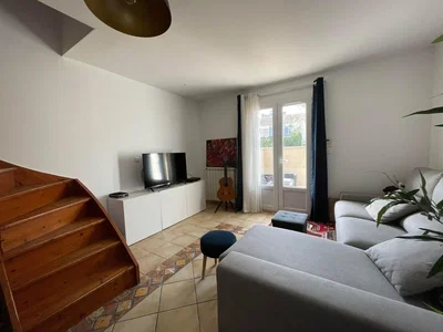 Wohnzimmer; fliesenboden, tageslicht