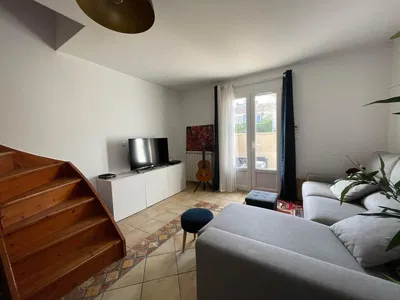 Дневна соба; плочице, природно светло