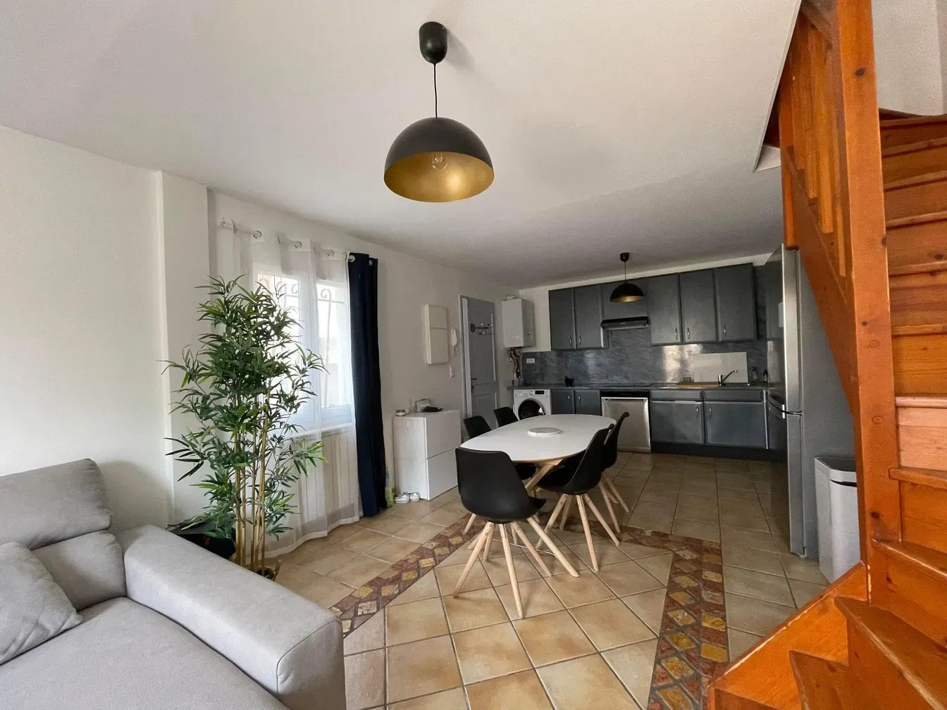 Дневна соба; плочице, кухињски апарати, природно светло