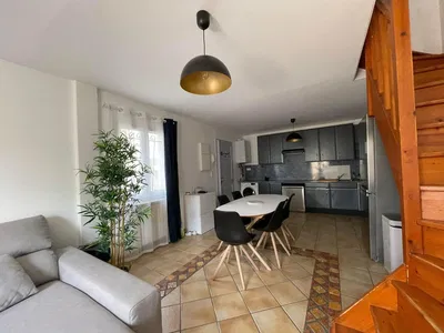 Дневна соба; плочице, кухињски апарати, природно светло