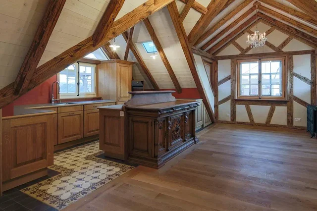 Cucina; travi in legno, pavimento in legno, pavimento in piastrelle, luce naturale, stile rustico