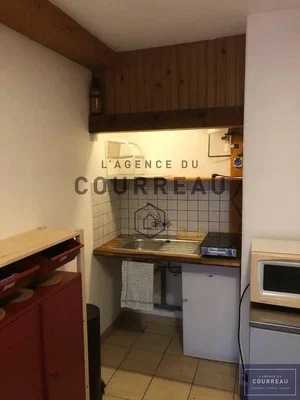 Keuken; keukenapparatuur, tegelvloer
