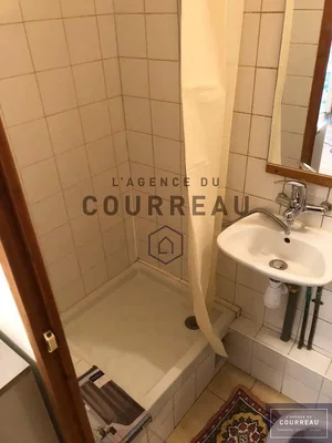 Badkamer; tegelvloer, renovatie nodig