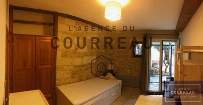 Chambre; poutres en bois, parquet, carrelage, lumière naturelle, style rustique