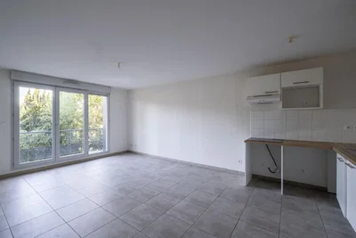 Mutfak; manzara, fayans zemin, doğal ışık