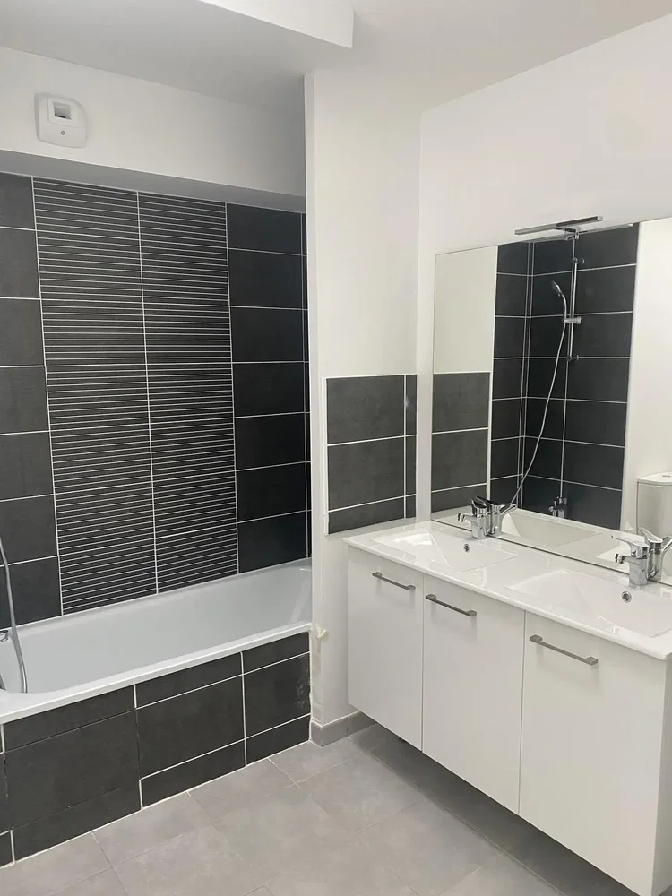 Kupaonica; pločice, renoviran, prirodno svjetlo, moderni stil