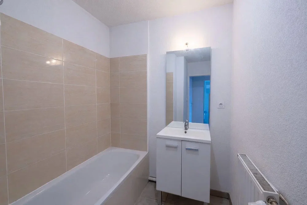 Banyo; fayans zemin, tadilatlı, doğal ışık, modern stil