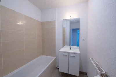 Banyo; fayans zemin, tadilatlı, doğal ışık, modern stil