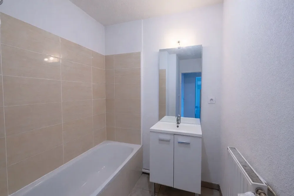 Banyo; fayans zemin, tadilatlı, doğal ışık, modern stil