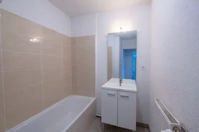 Banyo; fayans zemin, tadilatlı, doğal ışık, modern stil