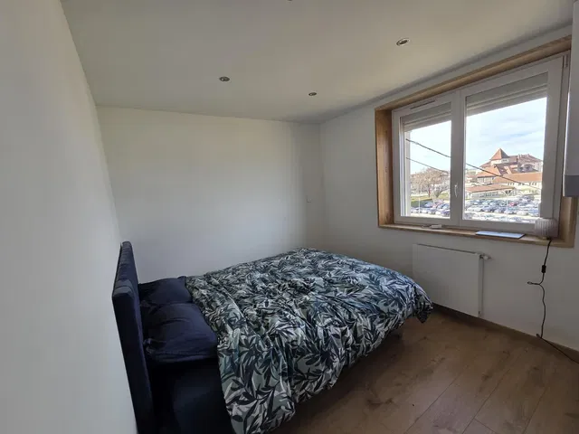 Sypialnia; światło dzienne, podłoga drewniana