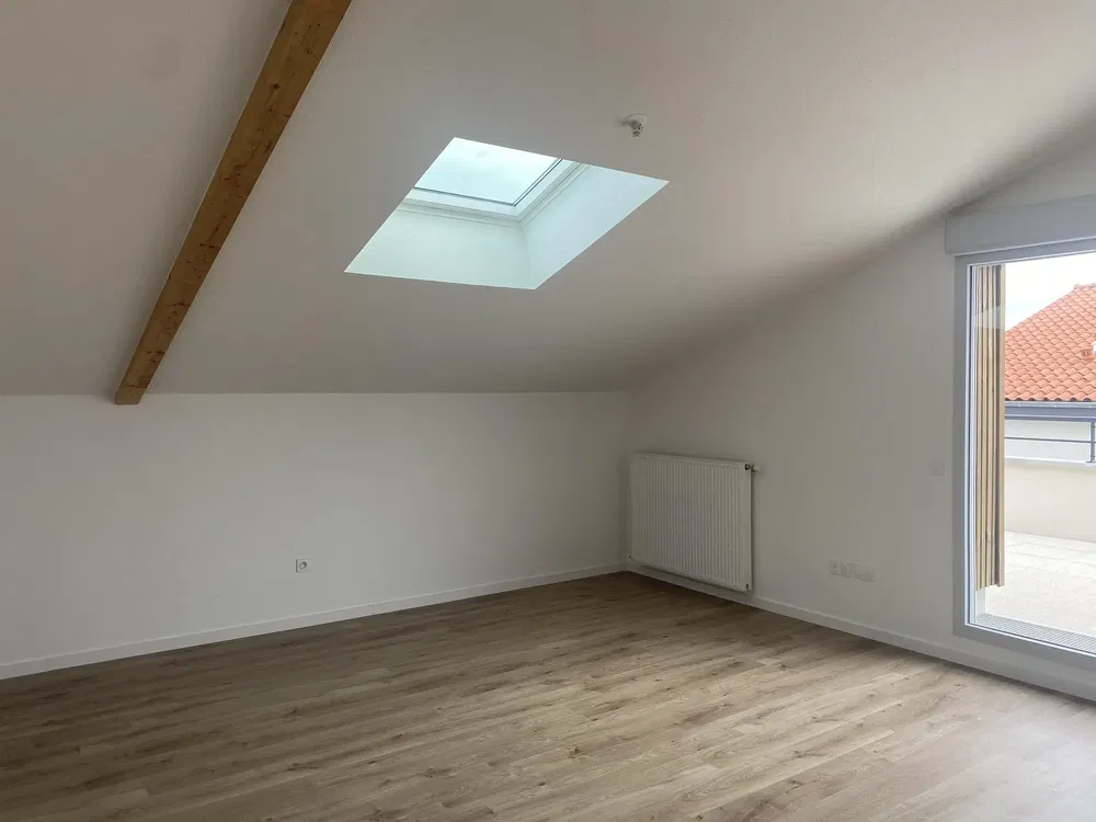 Dječija soba; prirodno svjetlo, drvene grede, drveni pod