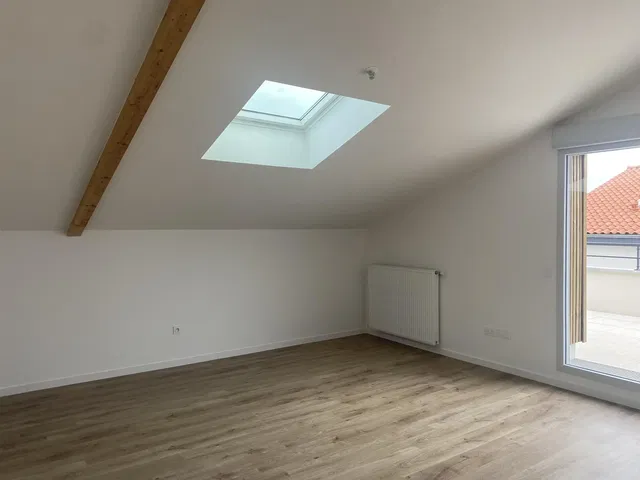 غرفة أطفال; ضوء طبيعي, عوارض خشبية, أرضية خشبية