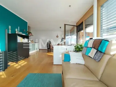 غرفة معيشة; ضوء طبيعي, أرضية خشبية, أسلوب عصري