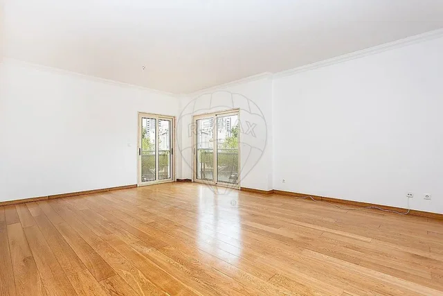 Sala de estar; chão de madeira, luz natural, vista