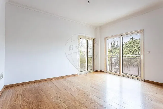 Sala de estar; vista, chão de madeira, luz natural