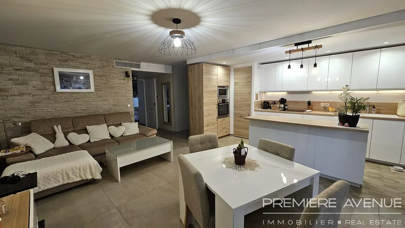 غرفة معيشة; أسلوب عصري, أرضية من البلاط, ضوء طبيعي, أجهزة المطبخ