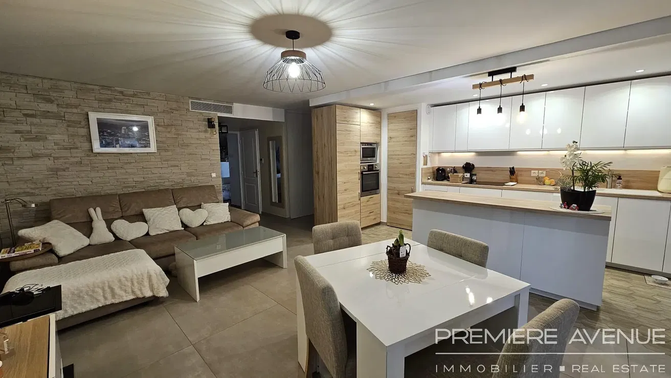 غرفة معيشة; أسلوب عصري, أرضية من البلاط, ضوء طبيعي, أجهزة المطبخ