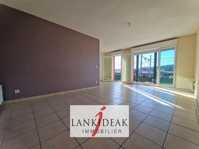 غرفة معيشة; أرضية من البلاط, إطلالة, ضوء طبيعي