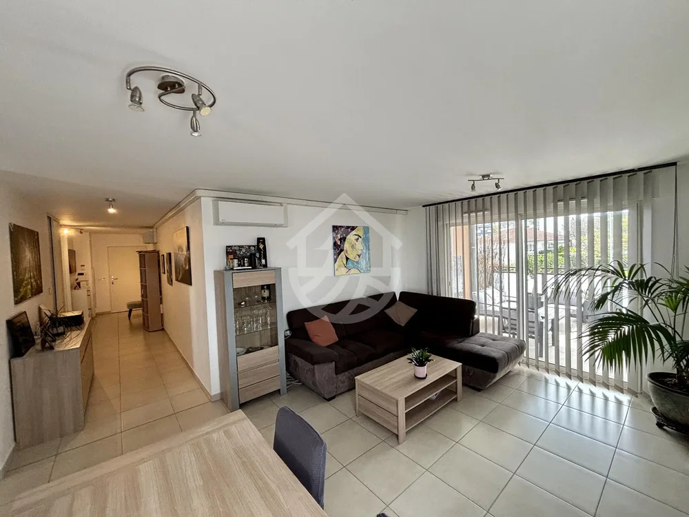 غرفة معيشة; أرضية من البلاط, ضوء طبيعي, أسلوب عصري