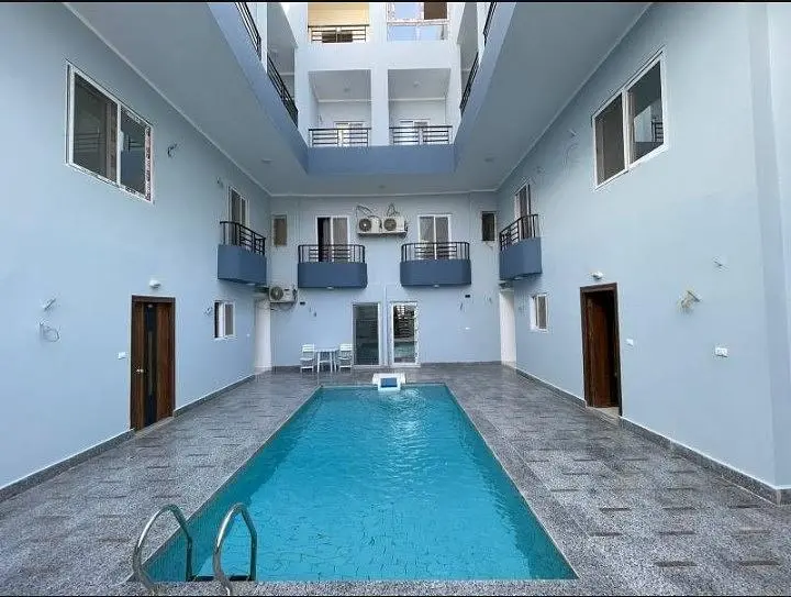 Maison et environs; vue, lumière naturelle