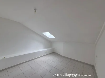 Camera dei bambini; pavimento in piastrelle, luce naturale