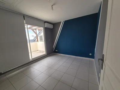 Camera da letto; pavimento in piastrelle, vista