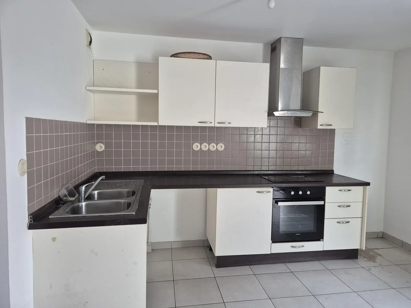 Cucina; elettrodomestici, pavimento in piastrelle