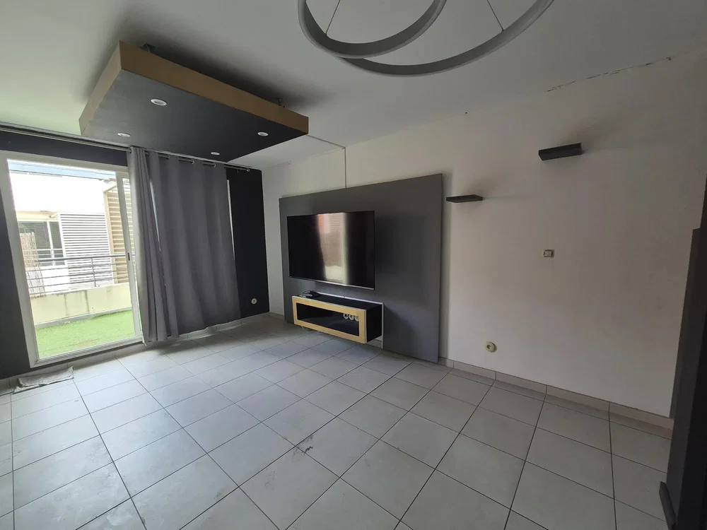 Soggiorno; pavimento in piastrelle, luce naturale, vista