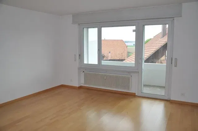 Soggiorno; vista, pavimento in legno, luce naturale