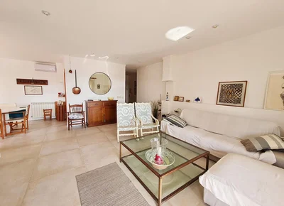 Salon; carrelage, lumière naturelle, style moderne