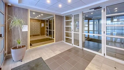 Vestiaire; carrelage, lumière naturelle